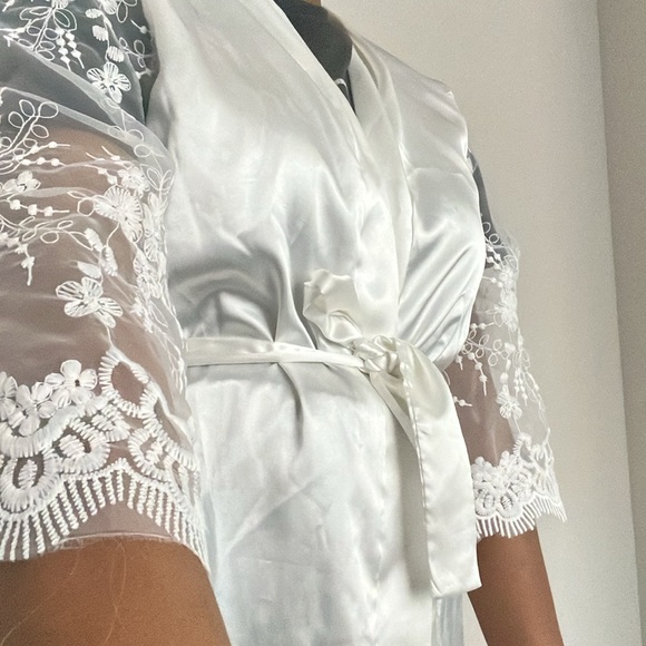 Here comes the bride 👰‍♀️ small/medium lacy robe - Picture 1 of 3